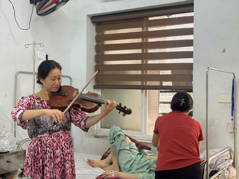 Nghệ sĩ Nguyệt Thu đưa âm nhạc trị liệu đến bệnh viện