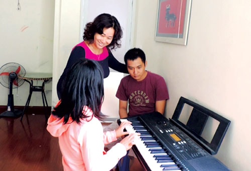 Nghệ sĩ viola Nguyệt Thu dạy trẻ tự kỷ bằng âm nhạc